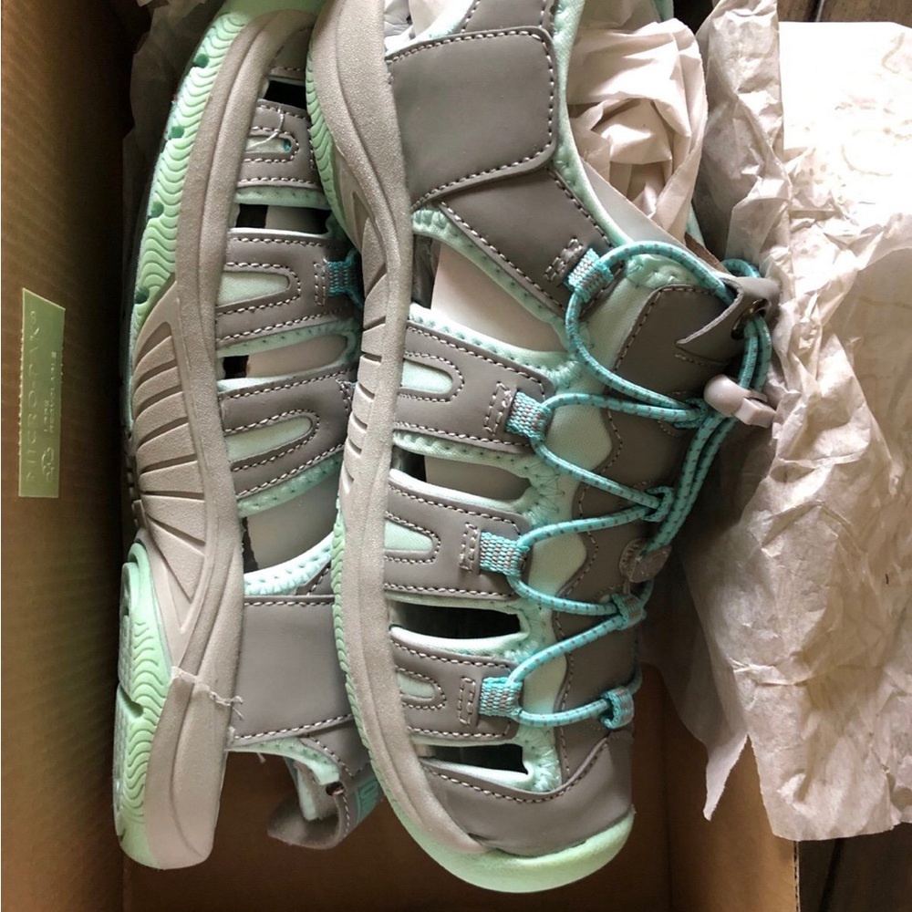 Khombu Adjustable Bungee Sport Sandals - Crystal 7.5 New in box